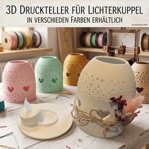 Könnte beinhalten: Eine Sammlung von 3D-gedruckten kuppelförmigen Teelichthaltern in Pastellrosa, Mintgrün, Senfgelb und Creme. Jeder Halter hat herzförmige Ausschnitte und kleine kreisförmige Perforationen. Ein weißer runder Sockel und eine kleine LED-Kerze sind dabei.