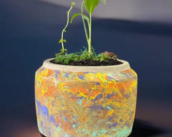 Vaso de concreto feito à mão: vaso interno multicolorido com drenagem