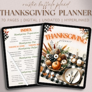 Può includere: Un planner digitale del Ringraziamento con un design rustico a quadri di bufalo. La copertina presenta una tavola del Ringraziamento con una ciotola di frutta, candele e una tovaglia a quadri. Il planner include 70 pagine ed è non datato e ipercollegato.