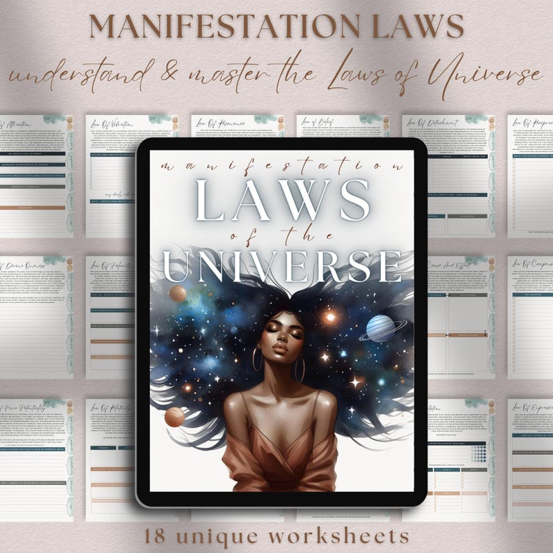Peut inclure: Une tablette num&eacute;rique affichant un graphique d'une femme aux longs cheveux noirs entour&eacute;e d'&eacute;toiles et de plan&egrave;tes. Le texte "manifestation laws of the universe" est affich&eacute; sur la tablette. La tablette est entour&eacute;e de 18 feuilles de travail uniques.