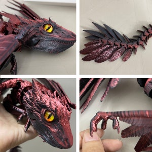 Puede incluir: Una figura de drag&oacute;n roja y negra con escamas detalladas y una estructura esquel&eacute;tica. El drag&oacute;n tiene un ojo amarillo y est&aacute; posado con las alas extendidas.