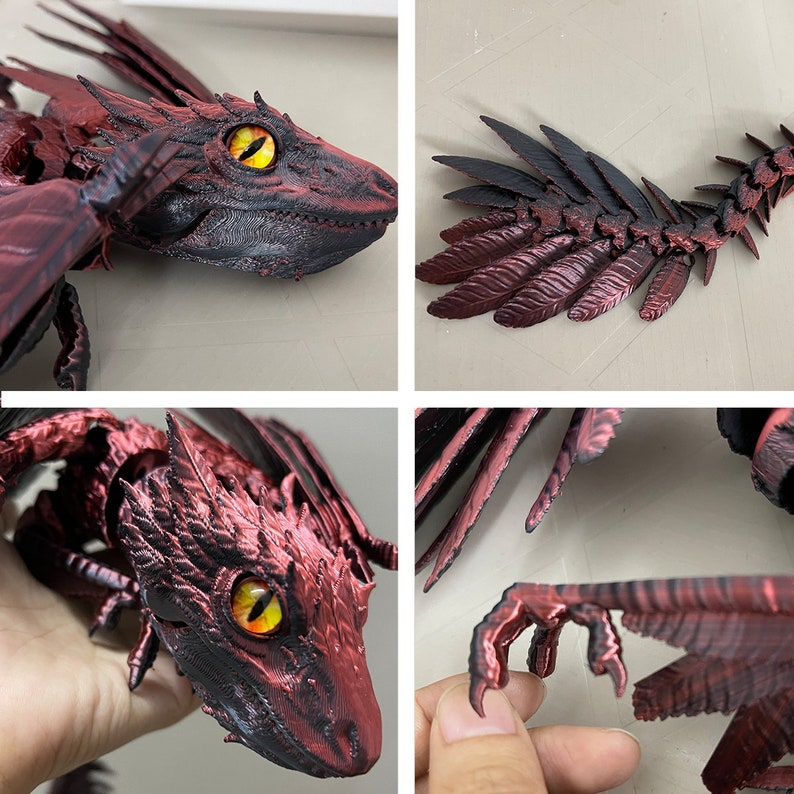 Puede incluir: Una figura de drag&oacute;n roja y negra con escamas detalladas y una estructura esquel&eacute;tica. El drag&oacute;n tiene un ojo amarillo y est&aacute; posado con las alas extendidas.