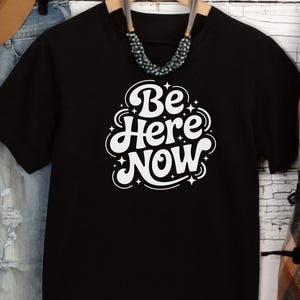 Be Here Now T-Shirt – Mindfulness Graphic Tee – Retro Spiritual Shirt for Meditation, Yoga, Self-Care & Positive Living