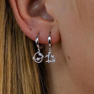 925 Sterling Silber Flugzeug und Weltkarte Ohrringe, baumelnde Flugzeug Huggie Creolen, Traveller Schmuck, Flugbegleiter Geschenk