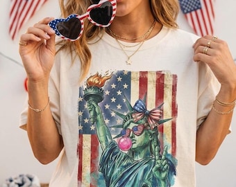 Statue of Liberty Blowing Bubble Gum T-Shirt | 4th of July Preppy Design