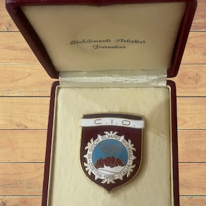 Insignia original del CNO de Cortina 1956, Juegos Olímpicos de Invierno, Insignia esmaltada del Comité Olímpico Italiano con caja