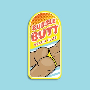 Pode incluir: Um autocolante em estilo cartoon com um design amarelo e vermelho. O autocolante apresenta as palavras "Bubble Butt Beach Club" e uma ilustração da parte de trás de uma pessoa em uma calcinha de biquíni amarela. O fundo é azul claro.