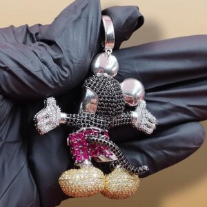 Puede incluir: Juego de tres tazas de cer&aacute;mica con acabado mate moteado. Las tazas son de color crema, gris claro y gris oscuro. Cada taza tiene un dise&ntilde;o simple y minimalista, ideal para caf&eacute; o t&eacute;.