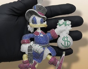 Colgante de moissanita helada de Scrooge McDuck, dije de dibujos animados de plata de ley 925