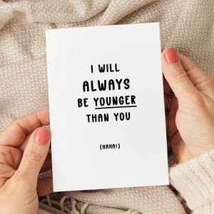 Tarjeta de "Más joven que tú", tarjetas de cumpleaños divertidas, tarjetas de cumpleaños para hermanas, tarjetas de cumpleaños para hermanos, tarjetas de cumpleaños para esposos, tarjetas de cumpleaños para novios