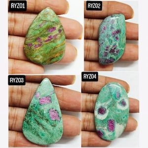 Op de afbeelding: Vier gepolijste edelstenen met verschillende vormen en patronen. De stenen hebben een mix van groene en roze tinten, waarbij sommige een gemarmerd effect vertonen. Elke steen is gelabeld met een witte tekst in de linkerbovenhoek.