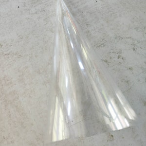 Cono de plástico de 12" utilizado para hacer una variedad de manualidades o adornos para la copa del árbol. Paquete de 5