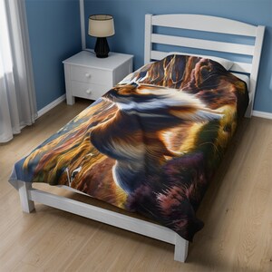 Könnte beinhalten: Ein Einzelbett mit einer lebendigen Bettdecke, die eine detaillierte Illustration eines Wildtieres, möglicherweise eines Wolfs oder Fuchses, vor einer bergigen Landschaft zeigt. Das Kunstwerk verwendet warme Töne von Braun, Gold und Orange.