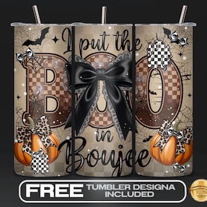 以下が含まれることがあります： 「I put the BOO in Boujee」というフレーズが入ったハロウィーンをテーマにしたタンブラー。ヒョウ柄のリボンが付いたカボチャ、コウモリ、クモの巣、大きな黒いリボンがデザインされています。タンブラーにはストローが付いています。