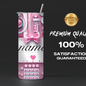 Puede incluir: Un vaso rosa y blanco con gr&aacute;ficos de tem&aacute;tica m&eacute;dica, que incluyen un estetoscopio, pastillas y un lazo. El vaso tiene la palabra "name", junto con el texto "Premium Quality 100% Satisfaction Guaranteed."