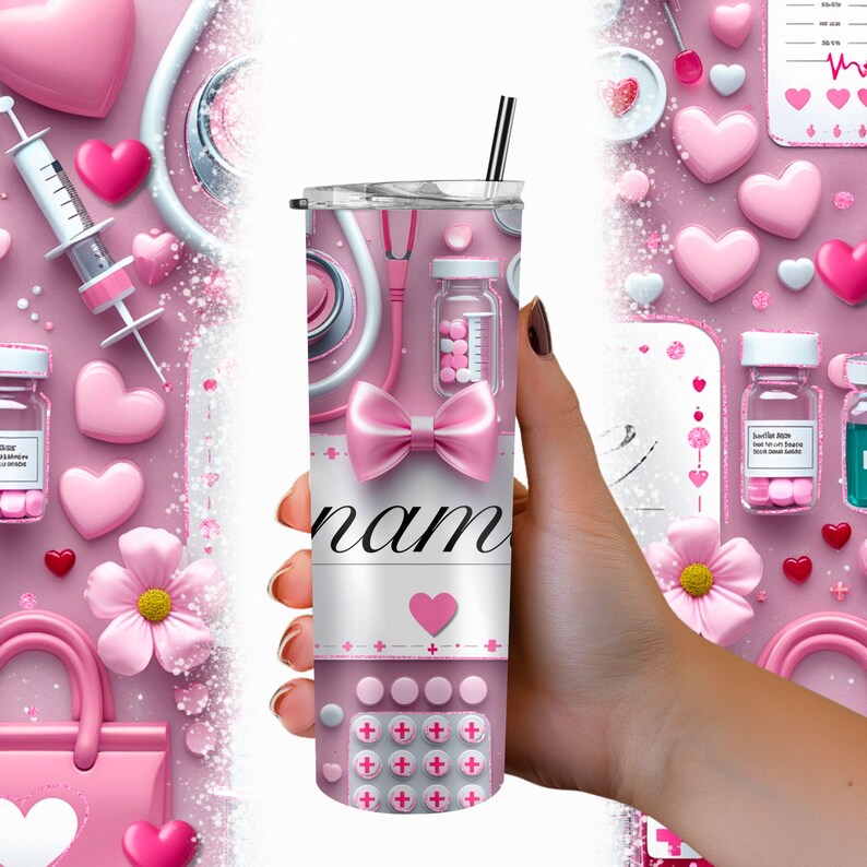 Puede incluir: Un vaso rosa y blanco con una pajita negra, con gr&aacute;ficos de tem&aacute;tica m&eacute;dica como un estetoscopio, pastillas y un lazo. El vaso tiene la palabra "name" impresa. El fondo incluye corazones, flores y suministros m&eacute;dicos.