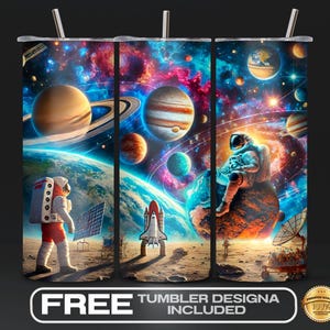 Puede incluir: Tres vasos de acero inoxidable con un diseño de temática espacial. Los vasos presentan un fondo de galaxia colorido con planetas, estrellas y un cohete. También se muestra un astronauta en los vasos.