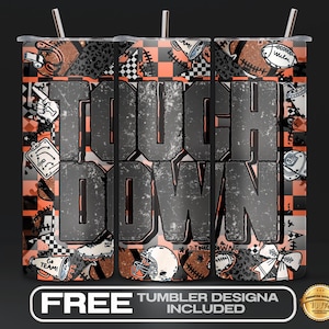 Puede incluir: Un vaso de acero inoxidable con temática de fútbol. El diseño presenta las palabras "Touch Down" en letras grandes y desgastadas. El fondo incluye balones de fútbol, cascos y un patrón de tablero de ajedrez en naranja, negro y blanco. El vaso incluye una pajita y el texto "FREE TUMBLER DESIGNA INCLUDED".