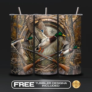 Może przedstawiać: Kubek ze stali nierdzewnej o tematyce myśliwskiej. Projekt przedstawia lecące kaczki, kompas, linę i skrzyżowane strzelby na tle kamuflażu. Tekst "FREE TUMBLER DESIGNA INCLUDED" znajduje się na dole.