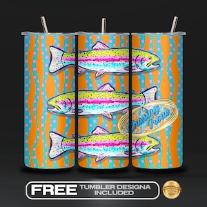 Op de afbeelding: Een roestvrijstalen beker met een kleurrijk ontwerp met regenboogforellen. De beker heeft een levendige oranje en blauwgroene achtergrond met een herhalend patroon. De woorden "Chasing Trout" staan op de beker.