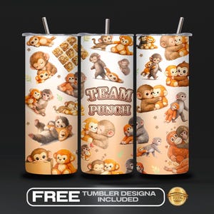 Puede incluir: Tres vasos de acero inoxidable con un diseño envolvente con ilustraciones de acuarela de monos en varias poses. El texto "TEAM PUNCH" está centrado en un vaso. Los vasos tienen una pajita y una tapa.