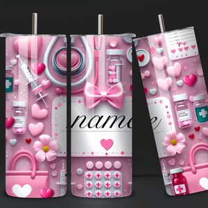 Puede incluir: Vaso rosa con tem&aacute;tica m&eacute;dica, con corazones, un estetoscopio, jeringas, pastillas y un lazo. El dise&ntilde;o incluye la palabra "name" en una fuente cursiva. El vaso tiene una pajita plateada y un asa rosa.