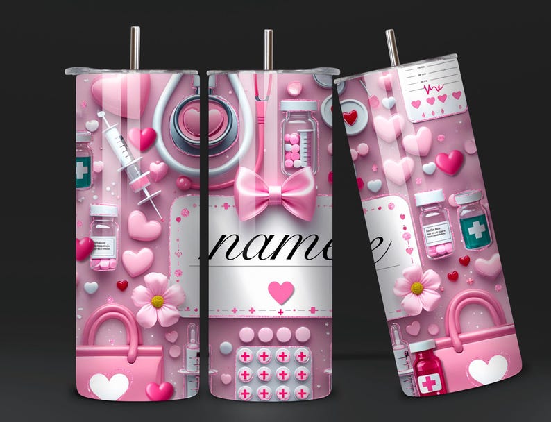 Puede incluir: Vaso rosa con tem&aacute;tica m&eacute;dica, con corazones, un estetoscopio, jeringas, pastillas y un lazo. El dise&ntilde;o incluye la palabra "name" en una fuente cursiva. El vaso tiene una pajita plateada y un asa rosa.