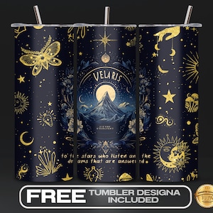 Può includere: Un bicchiere nero con un design dorato che presenta una montagna, stelle, lune e il testo "VELARIS City of Starlight" e "to the stars who listen and the dreams that are answered".