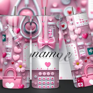 Puede incluir: Un vaso rosa con dise&ntilde;os de tem&aacute;tica m&eacute;dica. El dise&ntilde;o incluye corazones, herramientas m&eacute;dicas, pastillas y un lazo rosa. La palabra "name" est&aacute; escrita en cursiva. El vaso est&aacute; decorado con un bolso rosa y flores.