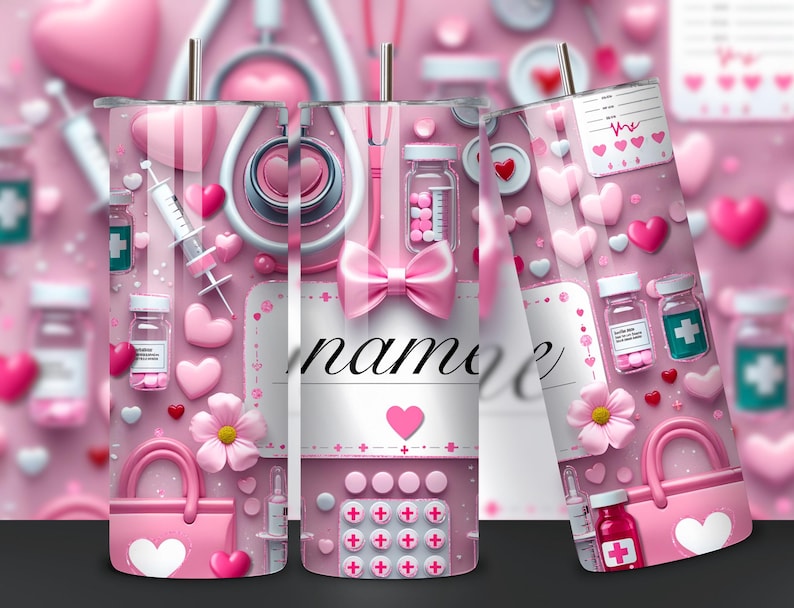 Puede incluir: Un vaso rosa con dise&ntilde;os de tem&aacute;tica m&eacute;dica. El dise&ntilde;o incluye corazones, herramientas m&eacute;dicas, pastillas y un lazo rosa. La palabra "name" est&aacute; escrita en cursiva. El vaso est&aacute; decorado con un bolso rosa y flores.