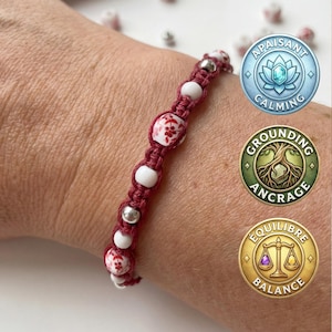 Pulsera calmante y estabilizadora: howlita, hematita y flores, hecha a mano en macramé.