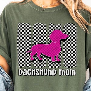 Karierte Dackel Mutter PNG, Pink Retro Doxie Mom Design, Dackel Hund Mom, Coole Mom Png, Tshirt Design, Sublimationsdesign, Waterslide DTF