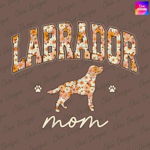 Pode incluir: Um design gráfico marrom com a palavra "LABRADOR" em uma fonte floral, uma silhueta floral de Labrador, pegadas e a palavra "mãe" em uma fonte cursiva. O design está em um fundo marrom.