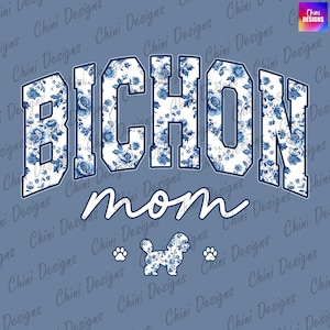 Può includere: Un design floreale blu e bianco con il testo "Bichon Mom" in un contorno bianco. Tre impronte di zampe si trovano sotto il testo e una silhouette bianca di un Bichon Frisé si trova al centro.