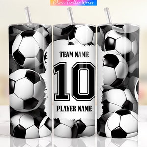 Peut inclure: Un gobelet blanc avec un motif de ballon de football noir et blanc. Le gobelet porte un numéro 10 noir et blanc ainsi que le texte "TEAM NAME" et "PLAYER NAME".