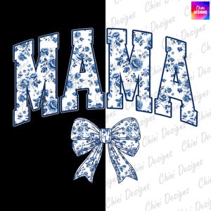 Puede incluir: Un fondo blanco con la palabra "MAMA" en letras azules con un patr&oacute;n floral azul y blanco. Un lazo floral azul y blanco est&aacute; debajo de la palabra.