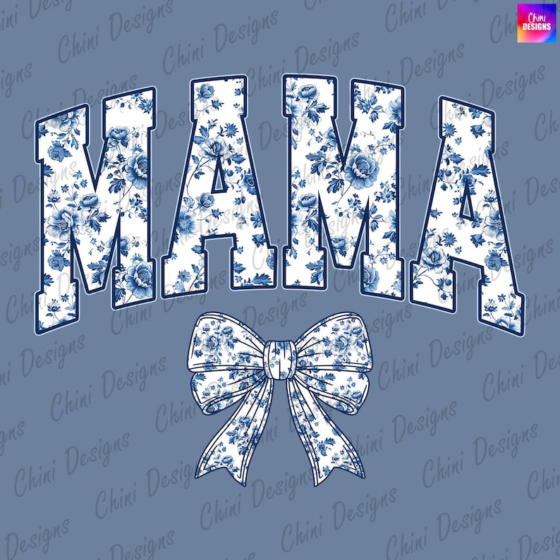 Puede incluir: Letras blancas que deletrean "MAMA" con un patr&oacute;n floral azul y blanco. Un lazo floral azul y blanco est&aacute; debajo de las letras. El fondo es azul s&oacute;lido.