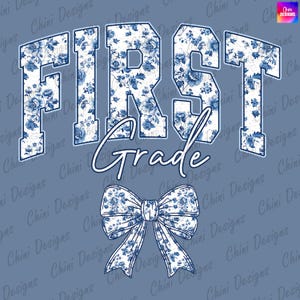 Bloemen eerstejaars leraar png, chinoiserie eerste leerjaar PNG, blauwe eerste leerjaar DTF, eerste leerjaar leraar T-shirtontwerp, sublimatieontwerp png