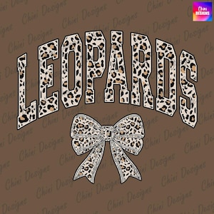 Op de afbeelding: Een bruin grafisch ontwerp met het woord "LEOPARDS" in een vet, gebogen lettertype. De letters en een strik eronder zijn voorzien van een luipaardprint. De achtergrond is effen bruin.