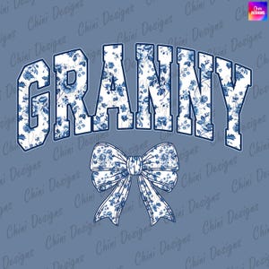 Pode incluir: Um design floral azul e branco com a palavra "Granny" em contorno branco. Um laço floral azul e branco está abaixo da palavra.