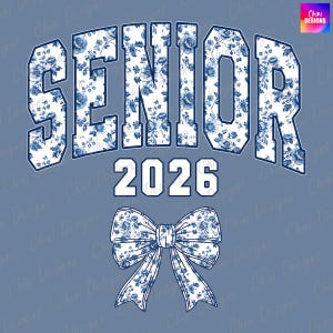 Op de afbeelding: Een blauw en wit bloemenpatroon met het woord "SENIOR" boven het jaar "2026". Een strik met hetzelfde bloemenpatroon staat onderaan. De afbeelding staat op een lichtblauwe achtergrond.