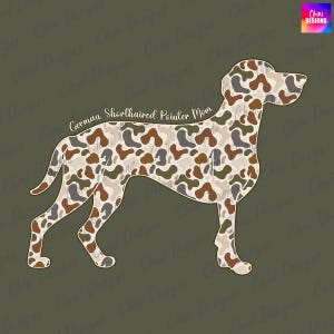 Puede incluir: Ilustración estilizada de un perro Braco Alemán con un patrón de camuflaje en tonos marrones, beige y verdes. El texto "German Shorthaired Pointer Mom" está encima del perro. El fondo es verde oliva.