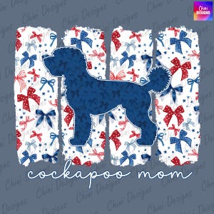 Puede incluir: Silueta azul de perro Cockapoo con un patrón de lazo, sobre un fondo de lazos y estrellas rojos, blancos y azules. Las palabras "cockapoo mom" están escritas en cursiva debajo del perro.