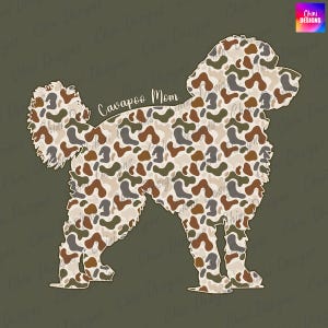 Peut inclure: Graphique d'un chien Cavapoo en silhouette rempli d'un motif camouflage dans les tons de marron, vert et beige. Les mots "Cavapoo Mom" sont écrits au-dessus du chien. Le fond est vert olive uni.