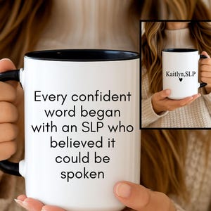 Op de afbeelding: Witte keramische mok met een zwarte binnenkant en handvat. De mok heeft de tekst "Every confident word began with an SLP who believed it could be spoken". Een kleinere afbeelding toont de mok met de naam "Kaitlyn, SLP."