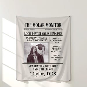 Puede incluir: Una pancarta blanca con el titular "THE MOLAR MONITOR" y el texto "GRADUATION SPECIAL EDITION". Presenta una foto de un graduado y el texto "GRADUATING WITH BITE AND BRILLIANCE Taylor, DDS."