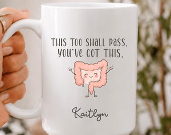 Personalisierte Tasse zur Darmgesundheit, „Auch das geht vorbei“-Kaffeebecher, lustiges Motivationsgeschenk, Geschenk für Gastroenterologen-Kollegen zur Genesung