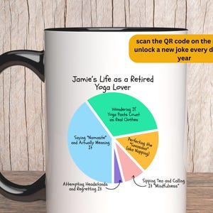 Op de afbeelding: Een witte keramische mok met een zwart handvat en een kleurrijke taartdiagram. Het diagram is verdeeld in vijf secties, elk met een andere kleur en een humoristische beschrijving met betrekking tot yoga. De tekst "Jamie's Life as a Retired Yoga Lover" is boven het diagram gedrukt. De mok is 15 ounce.