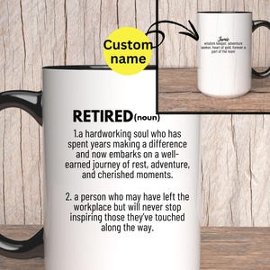 Può includere: Una tazza in ceramica bianca con un manico nero. La tazza ha un bordo nero e una linea nera attorno alla parte superiore. La tazza ha la parola "RETIRED" in testo nero con la definizione della parola sotto. La tazza è da 15 once.