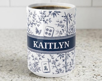 Personalisierter Mahjong-Kaffeebecher mit Toile-de-Jouy-Motiv, ideales Geschenk für Mahjong-Fans, perfekt für einen Spieleabend mit Freundinnen, als Gastgeberin im Mahjong-Club oder für ein Hobby mit Freunden.